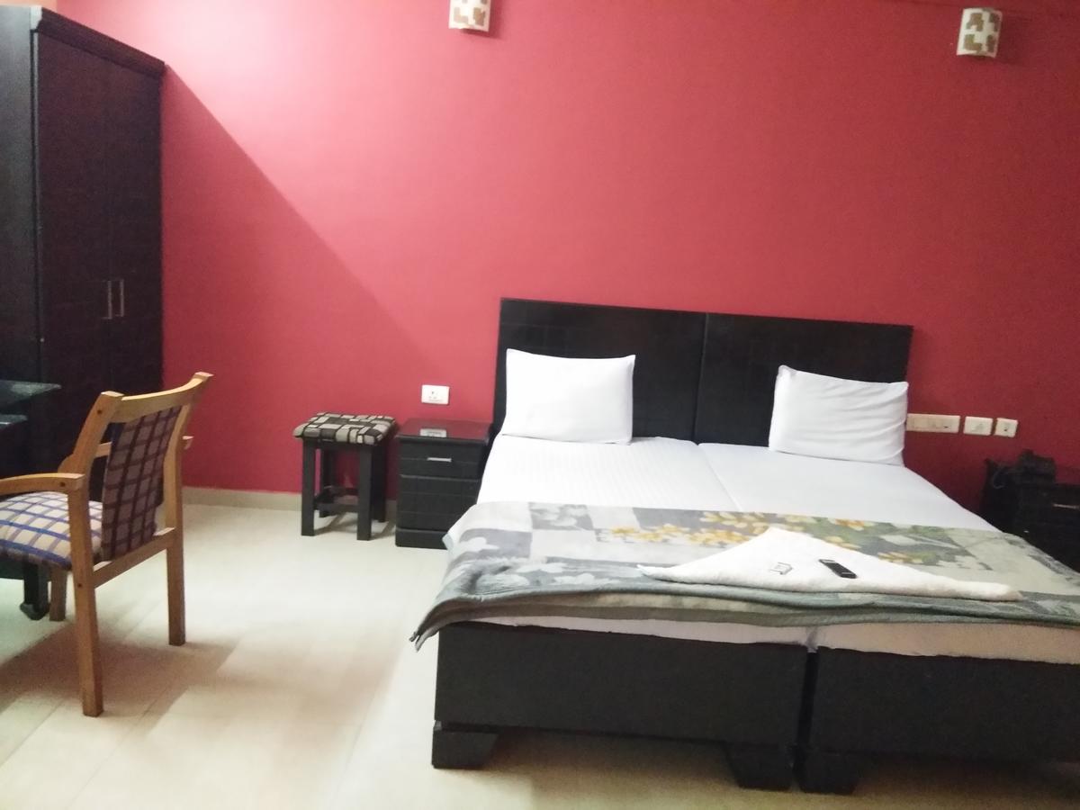 A.R.Residency Hotel Kunnamangalam ภายนอก รูปภาพ