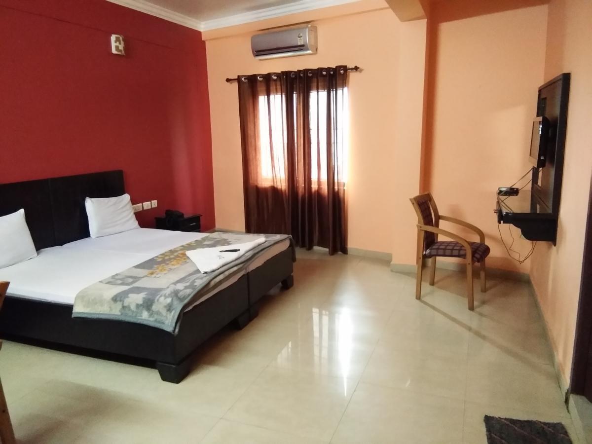 A.R.Residency Hotel Kunnamangalam ภายนอก รูปภาพ